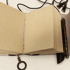 Ikane Studio Objet / Coffret / Cadeau Carnet grimoire en cuir patiné — format A6, reliure cousue