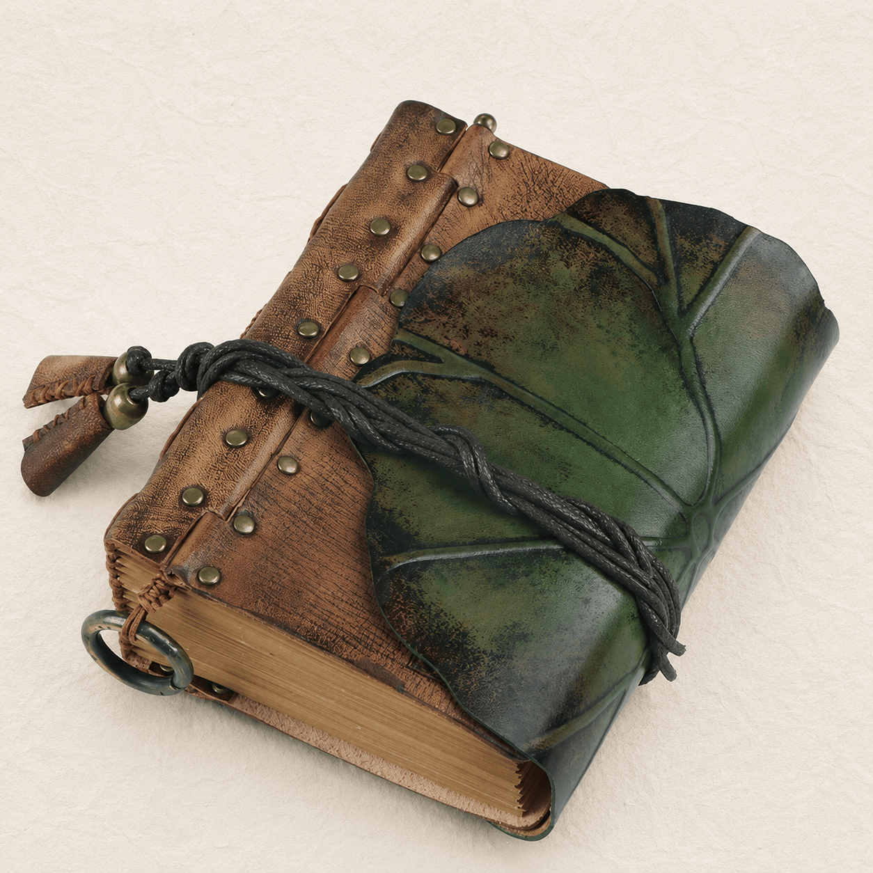 Ikane Studio Objet / Coffret / Cadeau Carnet grimoire en cuir patiné — format A6, reliure cousue