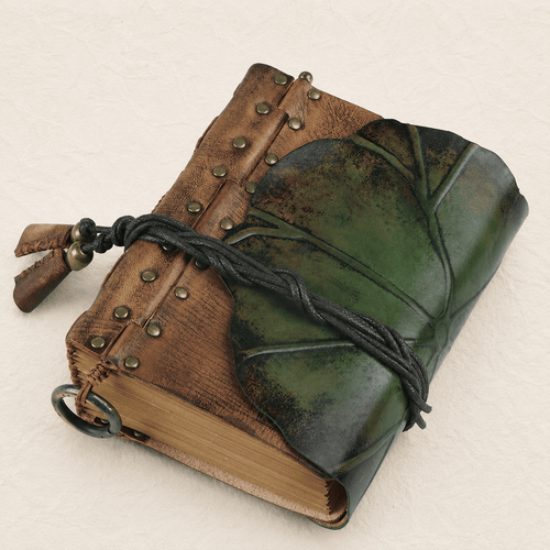 Ikane Studio Objet / Coffret / Cadeau Carnet grimoire en cuir patiné — format A6, reliure cousue