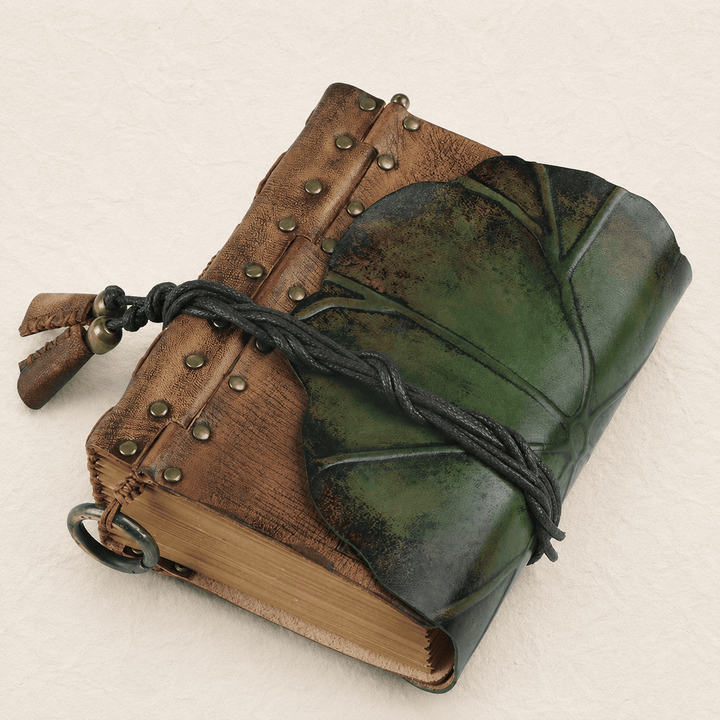 Ikane Studio Objet / Coffret / Cadeau Carnet grimoire en cuir patiné — format A6, reliure cousue