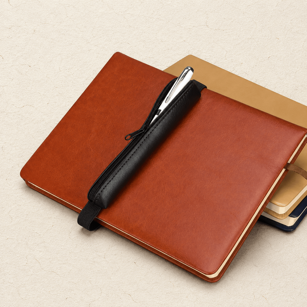 Ikane Studio Objets Étui à stylo élastique sur carnet ou cahier.