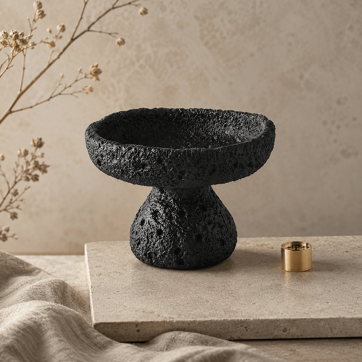 Ikane Studio Objets Porte-encens minéral en ciment noir — support cuivre.