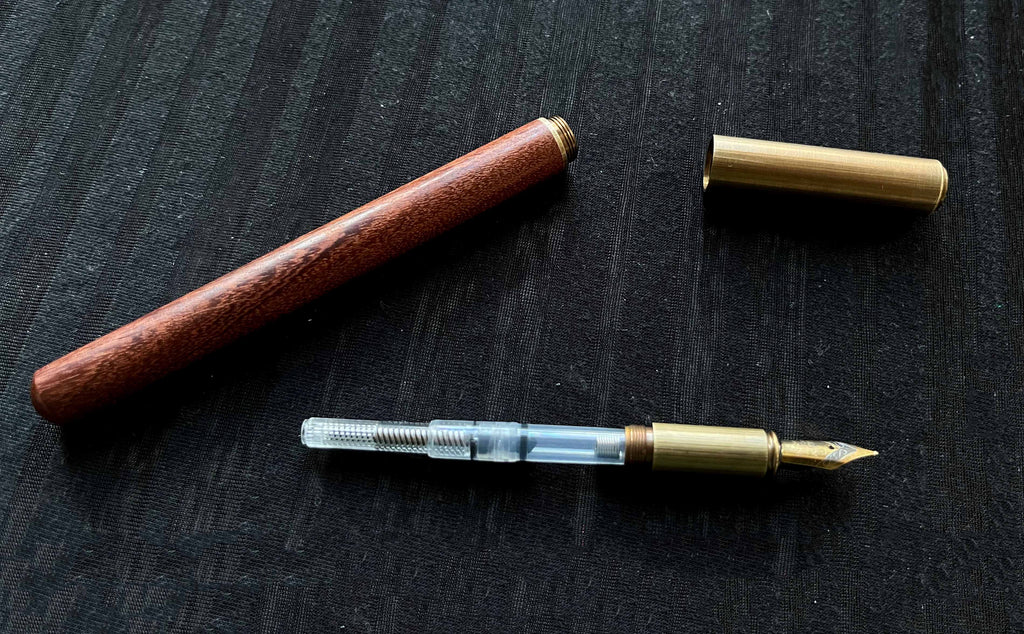 Ikane Studio Outils Stylo-plume en bois et laiton – rechargeable