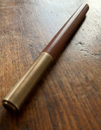 Ikane Studio Outils Stylo-plume en bois et laiton – rechargeable