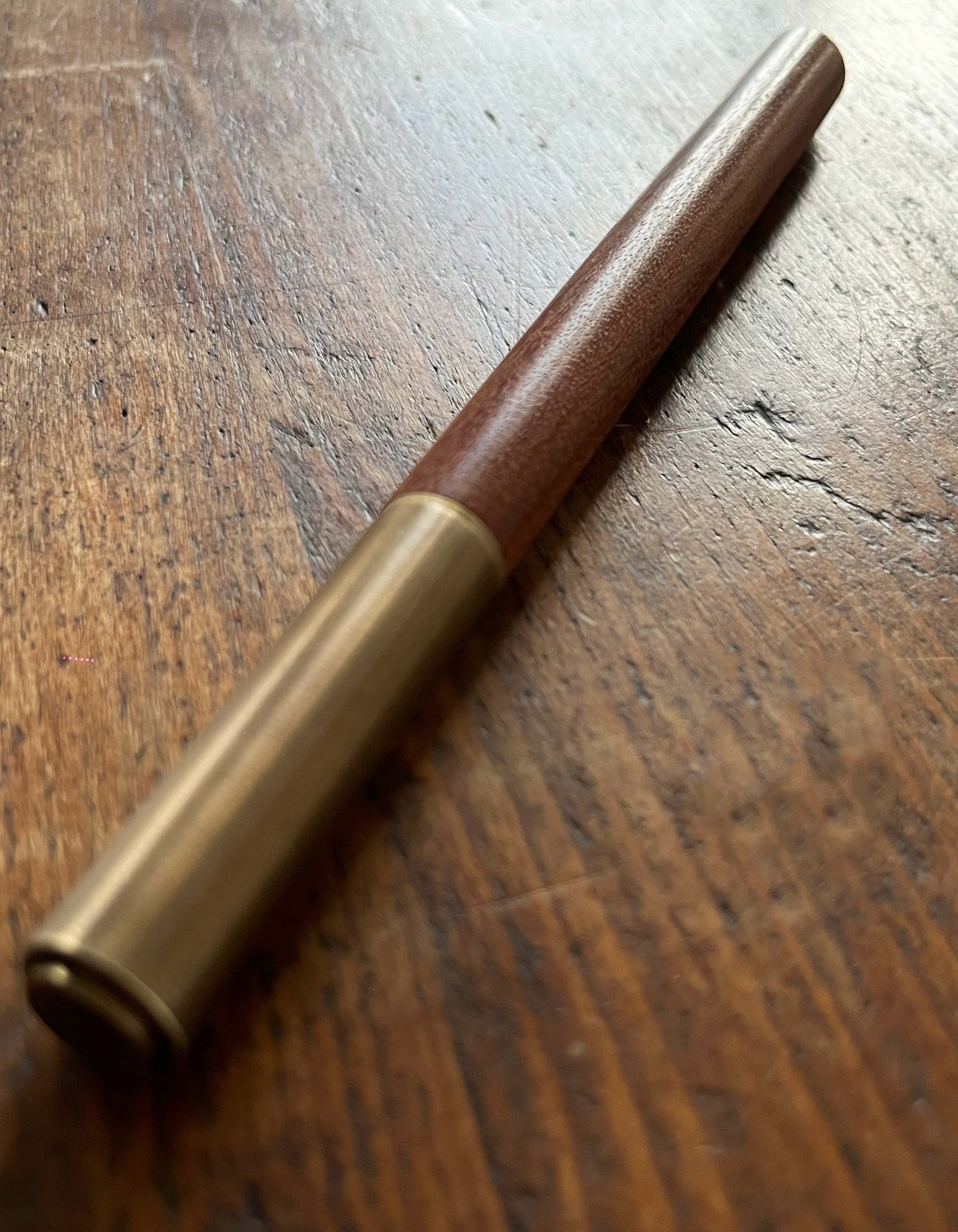 Ikane Studio Outils Stylo-plume en bois et laiton – rechargeable