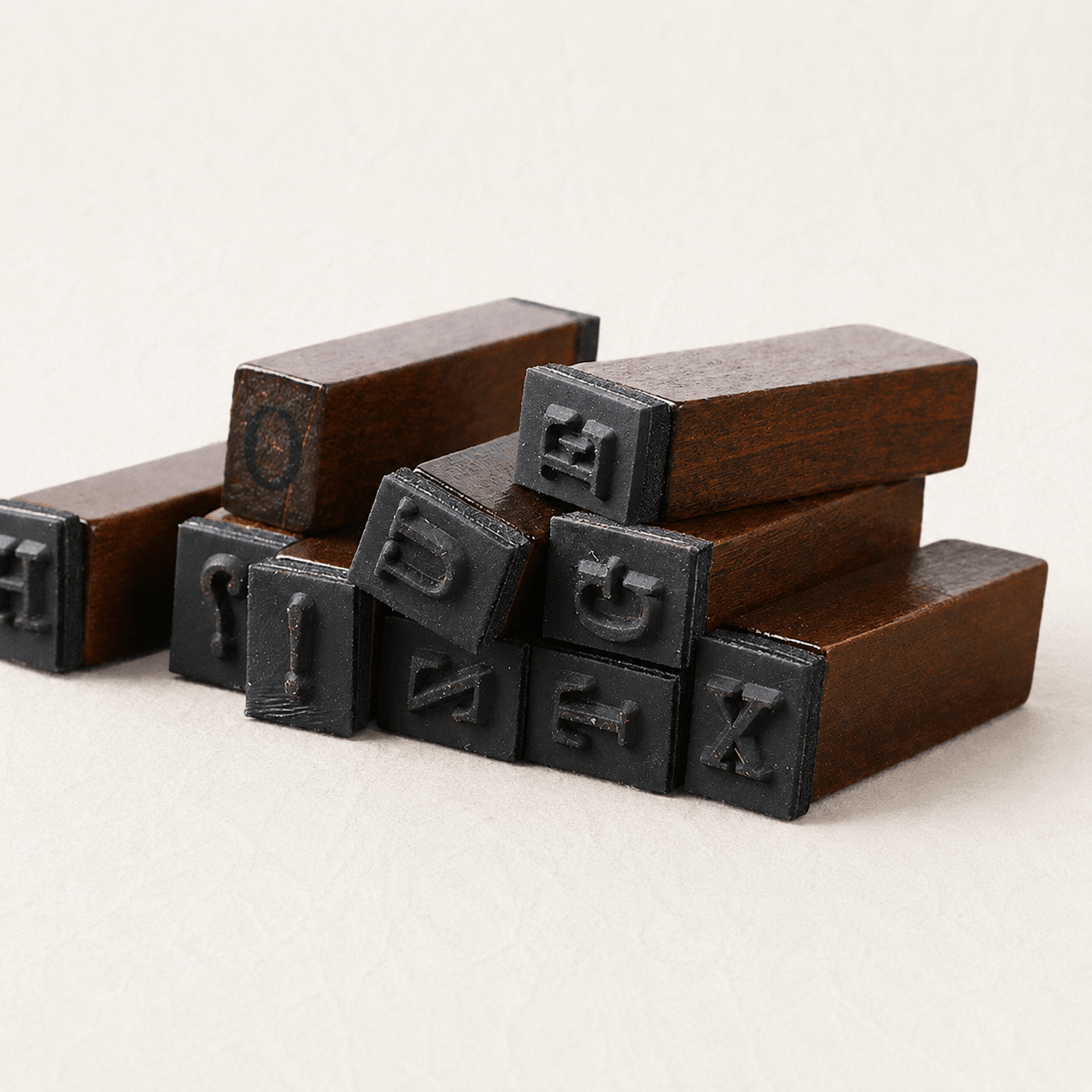 Ikane Studio Expérimentation Coffret de tampons alphabet en bois